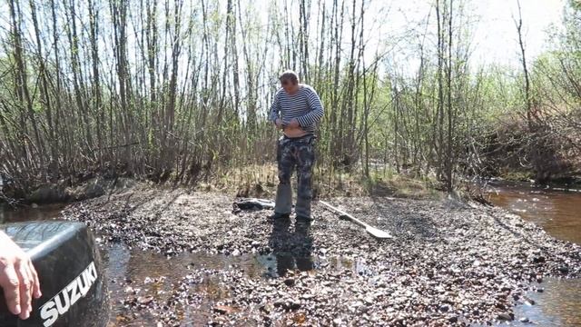 Нырнул за веслом, упал с лодки