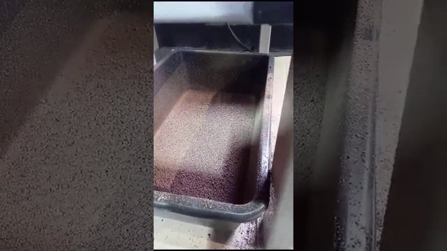 Дробление кускового шоколада на измельчителе роторно-ножевом универсальном ИРН-120 (решето 4 мм)