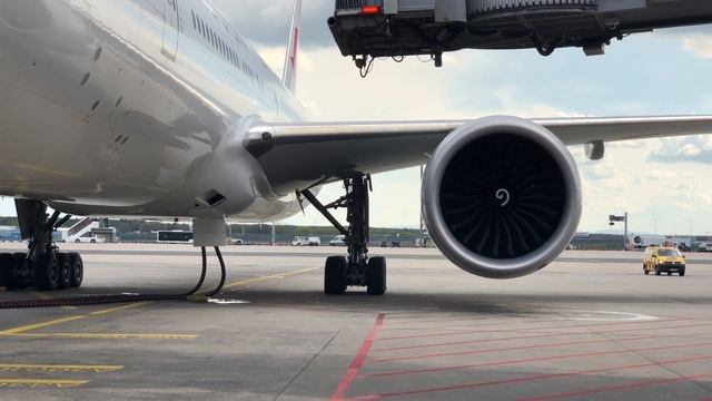 Boeing 777 Airstarter ASU China Eastern Fraport 777-300 Frankfurt Airport Triebwerk Engine Start