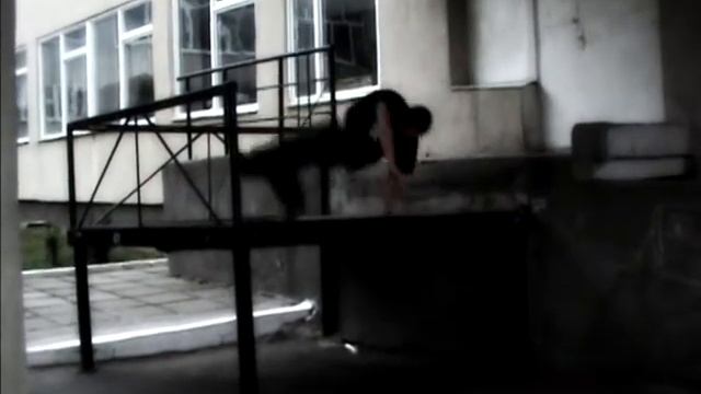 Parkour & Freerunning:  Fun under gray sky