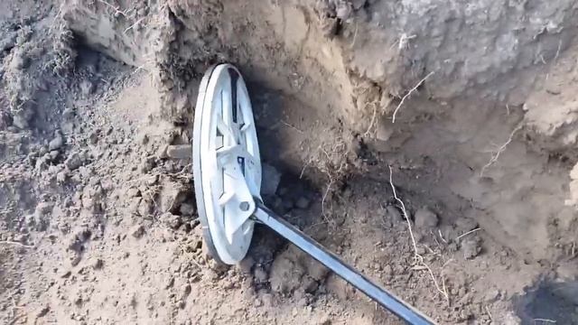 шурф на самом краю оврага