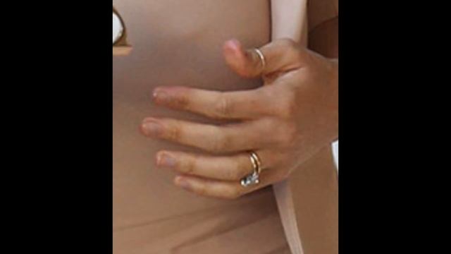 OMG!!!! MEGHAN MARKLE EXPOSES -FAKE- BABY BUMP BY ACCIDENT!!