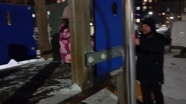 Катя катается с горки, играет с папой, пускаем пар изо рта