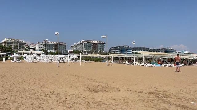 Die aktuelle Lage am Strand in Side - Çolaklı vor den Kamelya Hotels und Umgebung. Live