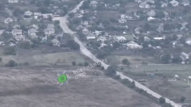 БМП ВС РФ с десантом на верху выскочила на дорогу где попала под огонь КПВТ БТР-80 ВСУ