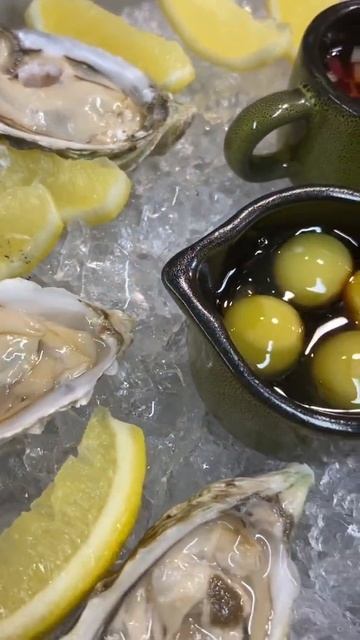 sea urchin and oysters go to the table Адская кухня морской ёж и устрицы #shorts #еда #море