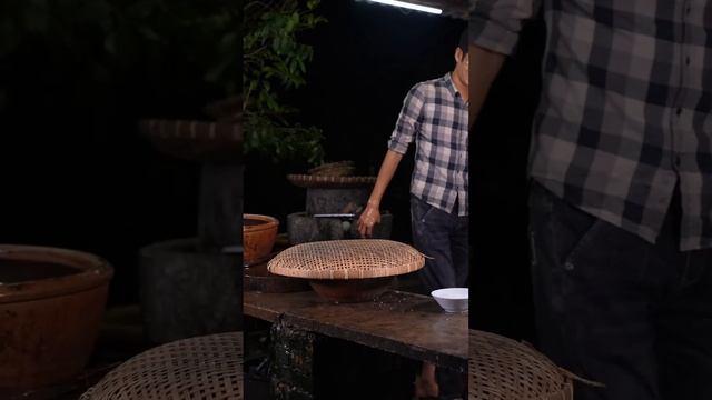 林间小涧活蹦乱跳的鱼腌制晒干，与煎香的五花肉炖，咸香适中，肥而不腻，专属于这个季节的味道