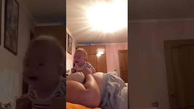На мамином животе