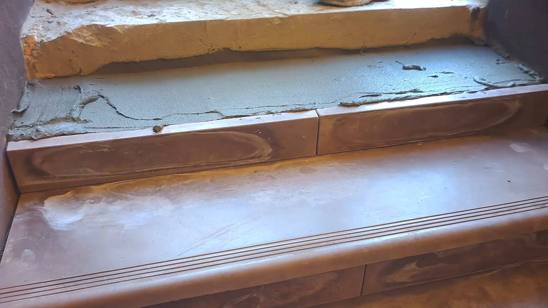 ОТДЕЛКА ЛЕСТНИЦЫ В ПОДВАЛ НАКЛАДНЫМИ БЕТОННЫМИ СТУПЕНЯМИ