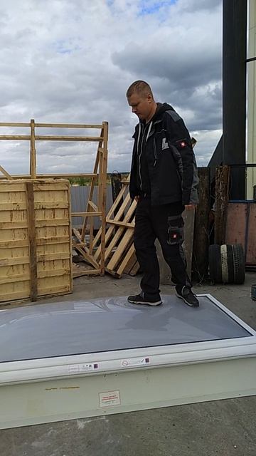 Краш-тест дымового люка с монолитным поликарбонатом🙂 С www.ovikrus.ru надежно!!!