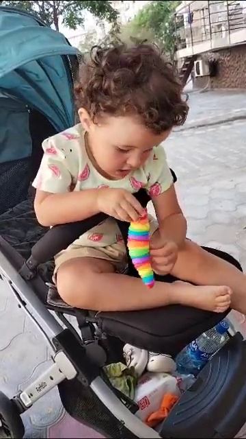 Маша поёт баю бай.
