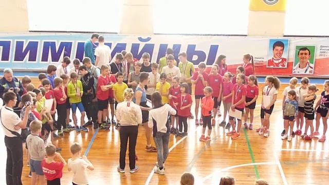 Брат отдал свои медали сестре