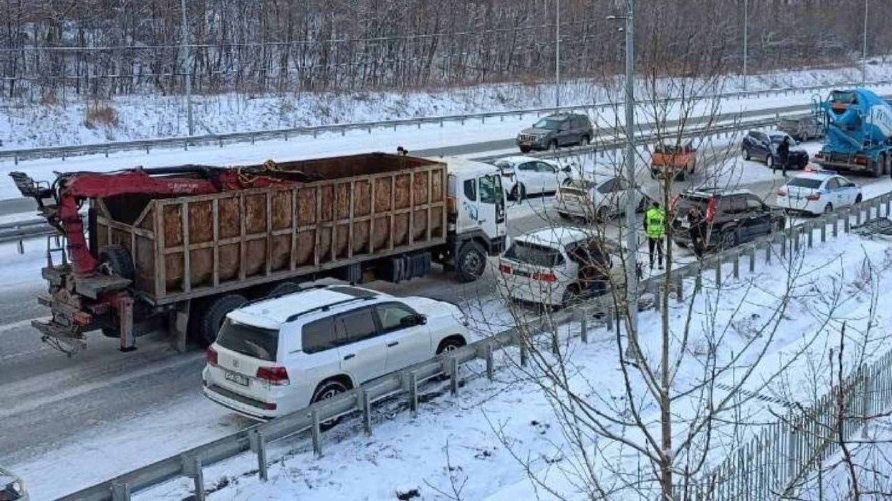 Трасса перекрыта автомобилями, из-за снегопада пробки на дорогах Приморья растянулись на километры