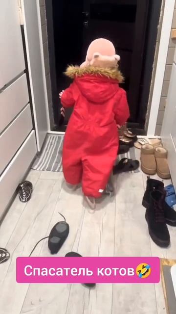 В красном фраке, без портков, я спешу спасать котов😂😂😂