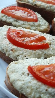Горячие бутерброды с творогом и чесноком.