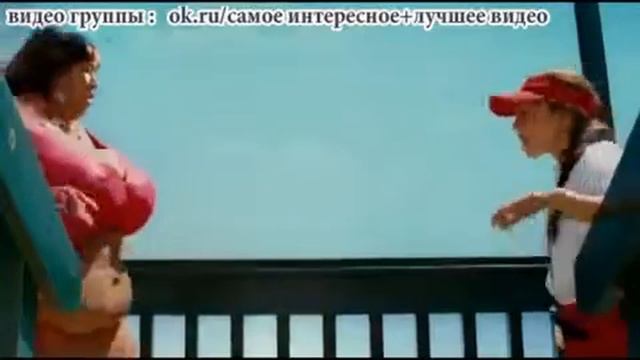 Бабка продырявила стену