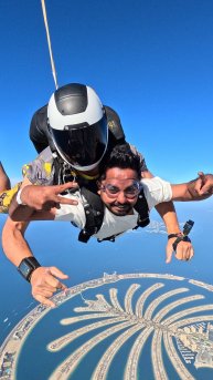 Sky diving Dubai 13000 feet.