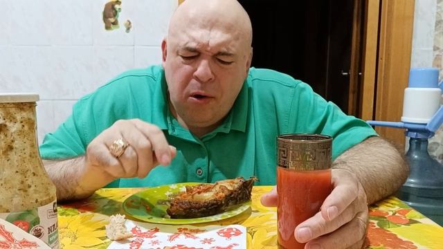 Мукбанг. Рассольник, сазан жареный с ткемали и томатный сок. О приметах и улицах Ростова.