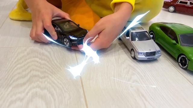 Марк ищет красные, синие, зеленые и желтые машины.