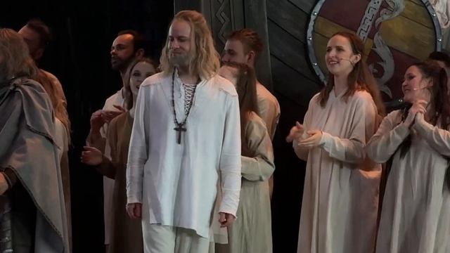 Молодой, красивый и талантливый... с благодарностью операторам...