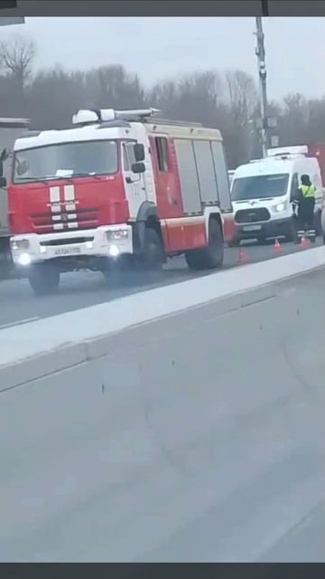 ‼️Массовая авария на МКАД на внутренней стороне 106-го км — там столкнулись несколько грузовиков‼️