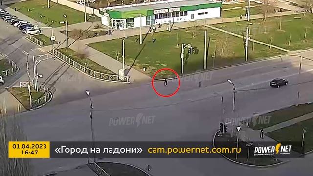 Ребенок станцевал на дороге
