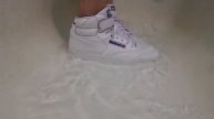 выливаю воду из новых reebok ex o fit