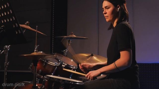 Девушка исполняет A Perfect Circle - Outsider (drum cover by Drum Park)