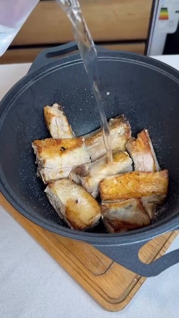 🥩 Свиные рёбрышки тушенные в сметане.