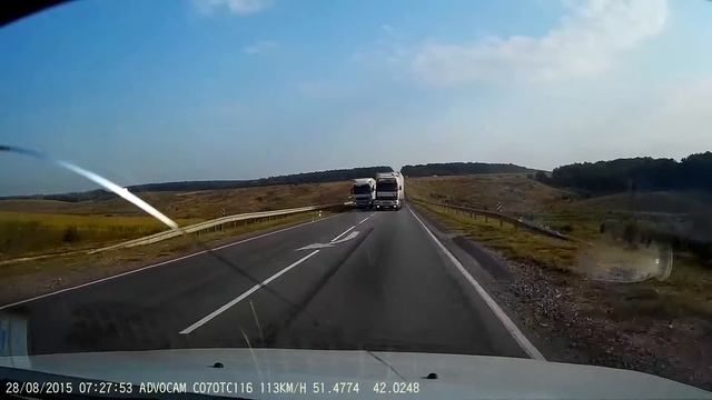Опасный маневр фуры