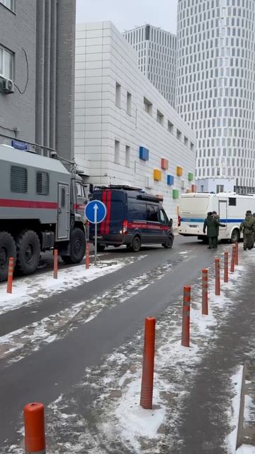 ❗️На савёловском в Москве рейд силовиков по мигрантам.
Куча автозаков и сотни задержанных нелегалов