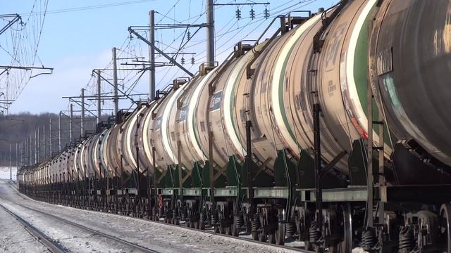 Грузовой поезд с толкачом