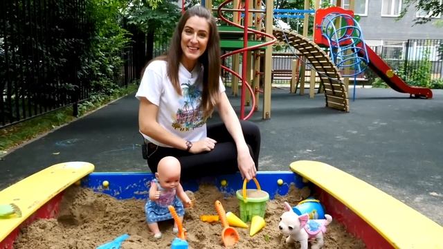 ¡La bebé Amelia en el patio de recreo! Juegos con arena para niños. Juguetes para niñas Baby Born