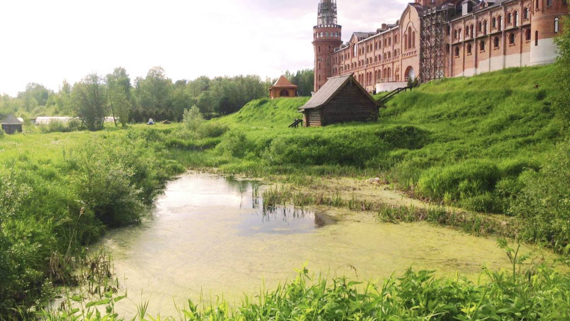 Каскад прудов в Николо-Сольбинском женском монастыре Ярославской области. Переславль-Залесский.