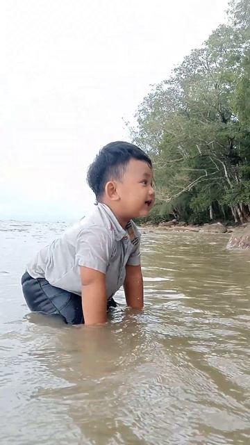 Baby Reacts with water