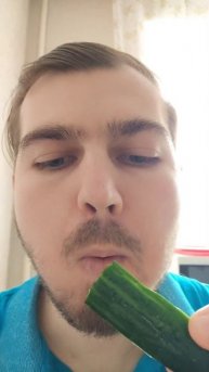 Ем яйцо с огурцом