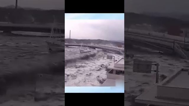 😱Цунами накатывает на Японский город и смывает всё на своём пути😱