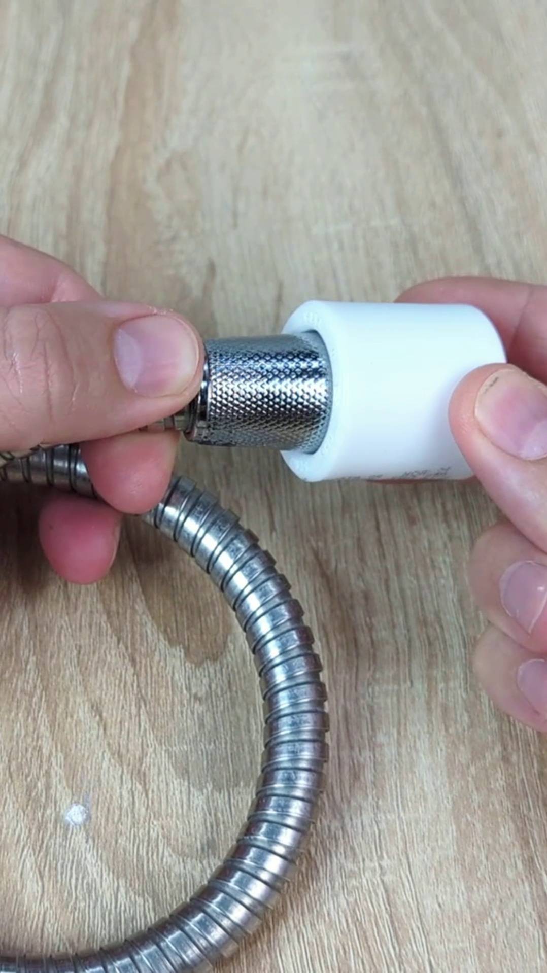 Красивый сантехник поделился хитростью!