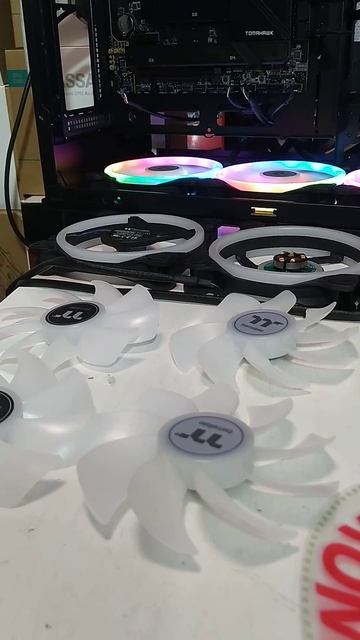 Установка в корпус DeepCool CH780 премиальных вентиляторов Thermaltake Swafan 14 с заменой крыльчатк