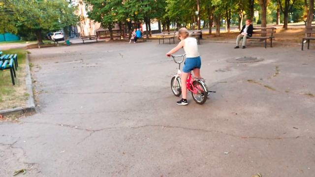 Настя учится на велосипеде