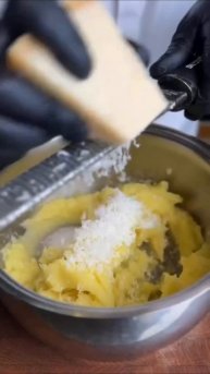 ЗАПЕЧЕННЫЙ ХВОСТ ЛОСОСЯ С ПЮРЕ