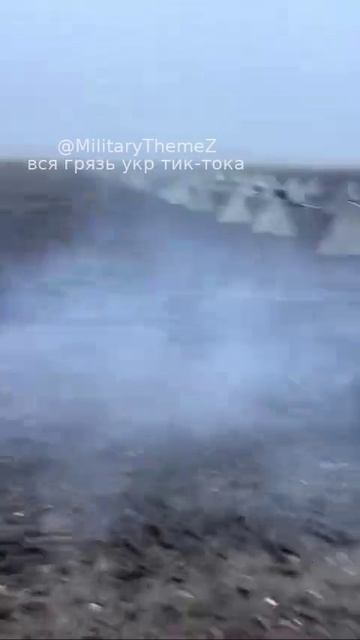 Российские солдаты убирают "зубы дракона" на границе с Днепропетровской  областью.