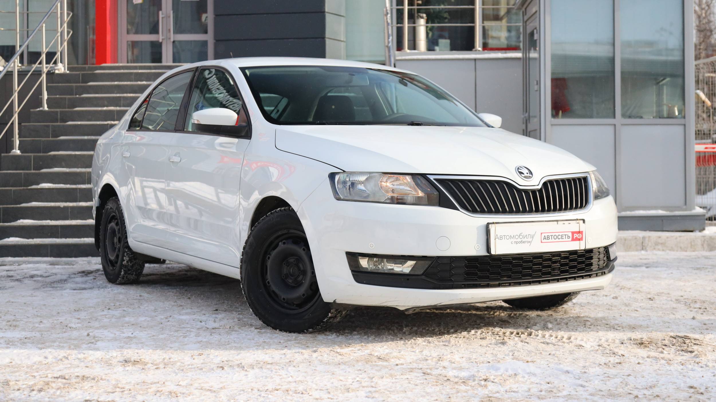 Škoda Rapid белый