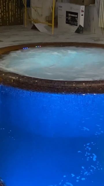 Бассейн мозаичный размерами 10*4 с гидромассажной зоной