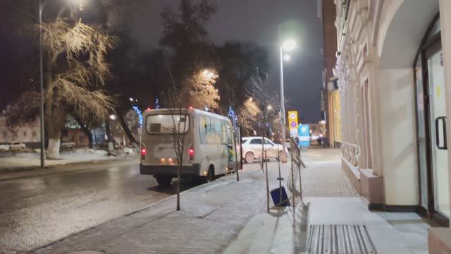 На остановке в центре города ждем автобус домой в деревню, поездка в город, ночной зимний город