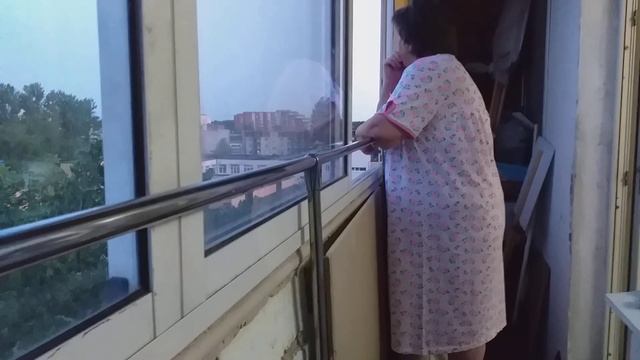 В сорочке новой выглядит Елена симпатично