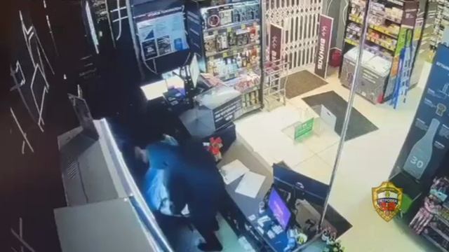 Полицейские Восточного округа Москвы задержали подозреваемых в краже табачной продукции из магазина