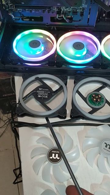 Установка вентиляторов Thermaltake SWAFAN 14 RGB. Замена крыльчатки вентилятора на реверсивную.