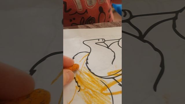 МАЛЫШ РИСУЕТ БЕЛОЧКУ