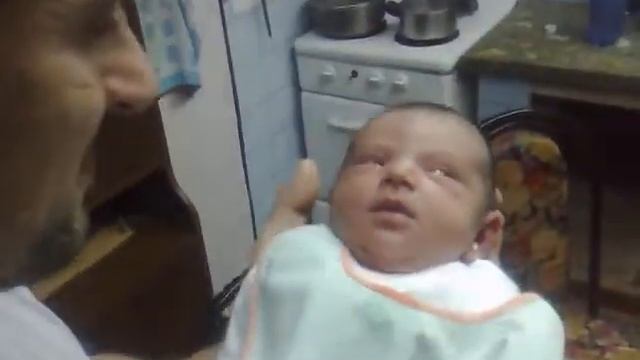 Minha Bebe de 2 dias de vida sorrindo para o papai.Mi Beba de 2 dias de vida se rie para su padre.